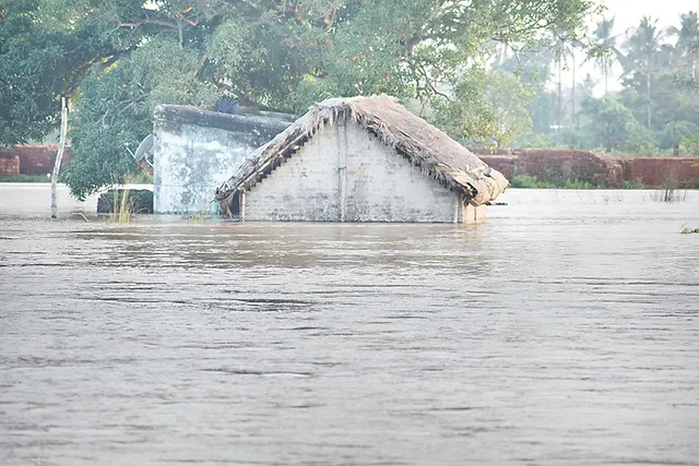 ବିପଦ ସଙ୍କେତ ଟପିଲା କୁଶଭଦ୍ରା : ବୁଡ଼ିଲା ମଠ, ମନ୍ଦିର; ବିଦ୍ୟାଳୟ ଓ କ୍ଲବ ଘରେ ୨ ଶହ ପରିବାର