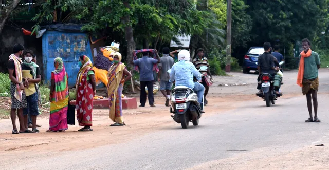 ବସ୍ତିବାସିନ୍ଦାଙ୍କୁ କରୋନା ଯାତନା! ପଜିଟିଭ୍‌ କହି ଉଠାଇନେଲେ, ନେଗେଟିଭ୍ ଆସିବାରୁ ଛାଡ଼ି‌ଦେଲେ