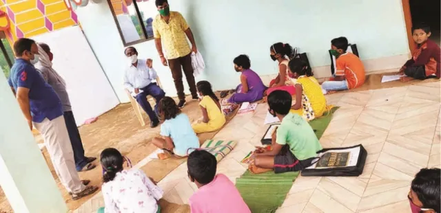 ଶିକ୍ଷାଦାନ ପାଇଁ ଭିନ୍ନ ତଥା ସଫଳ ପ୍ରୟାସ : ମାଇକ୍‌ରୁ ପାଠ ଶୁଣୁଛନ୍ତି ଛାତ୍ରଛାତ୍ରୀ