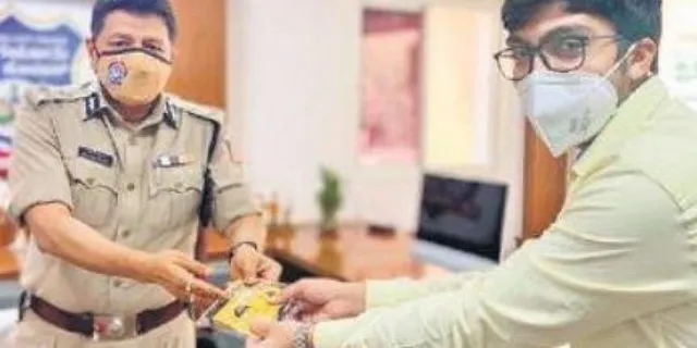 ପୁଲିସ୍‌ କର୍ମଚାରୀଙ୍କ ସୁରକ୍ଷାକୁ ଦୃଷ୍ଟିରେ ରଖି ବେଙ୍ଗାଲୁର ପୁଲିସ କମିସନରଙ୍କୁ ୩ ହଜାର ମାସ୍କ ପ୍ରଦାନ କଲେ ଭାଇଭଉଣୀ