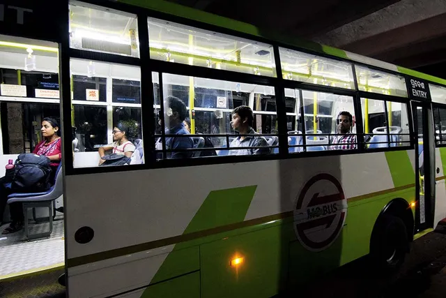 ‘ମୋ ବସ୍‌’ରୁ ଯାତ୍ରୀଙ୍କୁ ଠେଲି ଗାଇଡ୍‌ ନିଲମ୍ବିତ