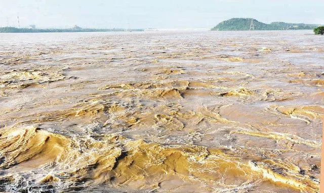 ମହାରୂପରେ ମହାନଦୀ : ମାଡ଼ିଆସୁଛି ବନ୍ୟା