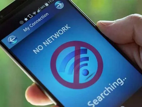 ଅନ୍‌ଲାଇନ୍‌ ପାଠପଢାର ବିକଳ ଚିତ୍ର : ପଞ୍ଚାୟତରେ ନେଟ୍‌ୱର୍କ ନାହିଁ, ପିଲାଙ୍କ ପଢା ପାଇଁ ସ୍ମାର୍ଟଫୋନ କିଣି ଅସୁବିଧାରେ ଅଭିଭାବକ