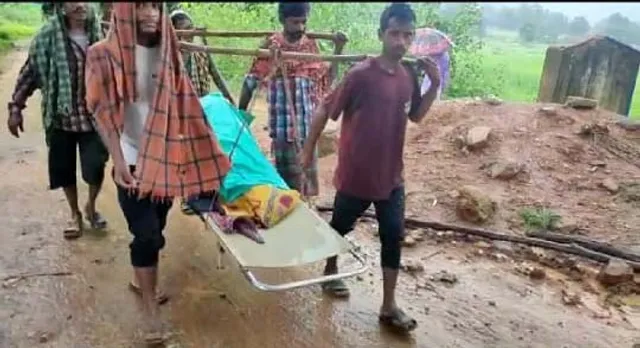 ନବରଙ୍ଗପୁରରେ ପୁଣ ଜନନୀ ଯନ୍ତ୍ରଣା: ଝିପି ଝିପି ବର୍ଷାରେ ଜରି ପକାଇ ୪ କିମି ଷ୍ଟ୍ରେଚର୍‌ରେ ବୁହାହେଲେ ଗର୍ଭବତୀ