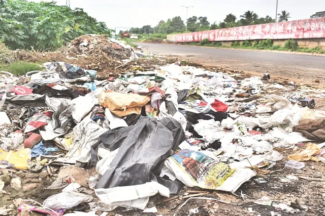 ଆବର୍ଜନା, ପଲିଥିନ୍‌କୁ ନେଇ କାର୍ଯ୍ୟାନୁଷ୍ଠାନ: ୨ ଜଣଙ୍କୁ ୭୦ ହଜାର ଜରିମାନା‌