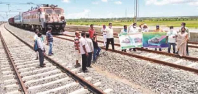 ପାରାଦୀପ-ହରିଦାସପୁର ରେଳପଥରେ ଯାତ୍ରୀବାହୀ ଟ୍ରେନ୍‌ ଚଳାଚଳ ଦାବି ତେଜିଲା : ମାଲବାହୀ ଟ୍ରେନ୍‌କୁ ଅଟକାଇ ବିକ୍ଷୋଭ