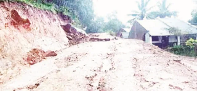 ଲଗାଣ ବର୍ଷାରେ ଧସିଲା ପାହାଡ଼, ଚର୍ଚ୍ଚରେ ଆଶ୍ରୟ ନେଇଛନ୍ତି ୩ ପରିବାର