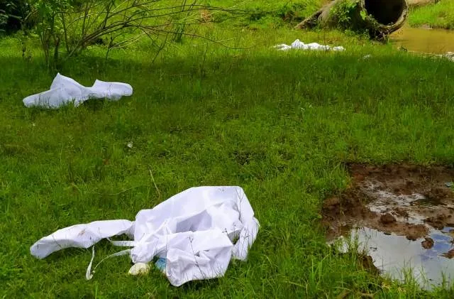 ଫୁଲବାଣୀ : ବେପରୁଆ କାମ ପାଇଁ ଲୋକେ ଭୟଭୀତ, ଖୋଲା ଜାଗାରେ ପଡିଛି ୫ ହଳ ପିପିଇ କିଟ୍