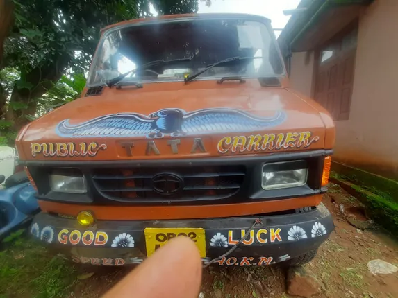 ଫୁଲବାଣୀ : କ୍ବିଣ୍ଟାଲ ୧୦ କିଲୋ ଗଂଜେଇ ଜବତ, ଗାଡି ଛାଡି ଦୌଡି ପଳାଇଲେ ୨ ଅଭିଯୁକ୍ତ