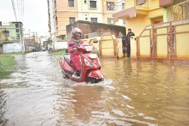 ଭାସୁଛି ଉପକଣ୍ଠ, ଘରୁ ବାହାରି ପାରୁନାହାନ୍ତି ହଜାର ହଜାର ଲୋକ