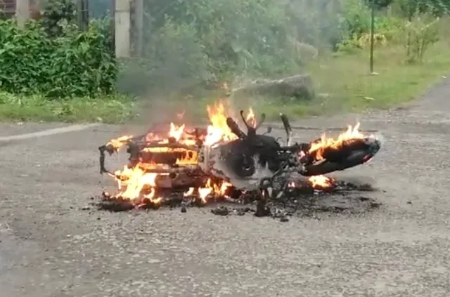 ଭାଇକୁ ରାକ୍ଷୀ ବାନ୍ଧିବାକୁ ଆସିଥିବା ବେଳେ ମହିଳାଙ୍କୁ କମେଣ୍ଟ ମରାରୁ ଉତ୍ତେଜନା: ଜାଳିଦେଲେ ମୋଟର ବାଇକ, ଦୁଇ ଅଭିଯୁକ୍ତ ଭାଇ ଫେରାର୍