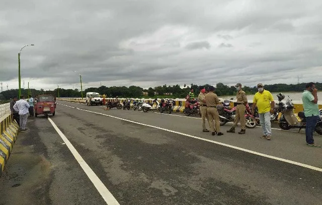 ମହାନଦୀ ଦ୍ୱିତୀୟ ବ୍ରିଜରୁ ଗଳି ପଡ଼ିଲେ ଯୁବକ! ଦେଢ଼ ଘଣ୍ଟା ପ‌ରେ ସୁରକ୍ଷିତ ଭାବେ ଉଦ୍ଧାର