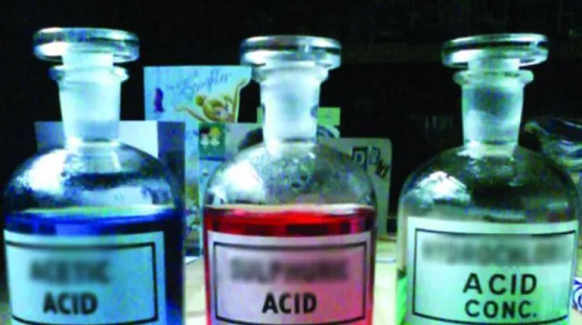 ଏ ଯୁଗରେ ବି ଅନ୍ଧବିଶ୍ବାସ !  ସାପ କାମୁଡ଼ା ଚିକିତ୍ସା ପାଇଁ ଶରୀର ଉପରେ ପକାଯାଉଛି ଏସିଡ୍‌