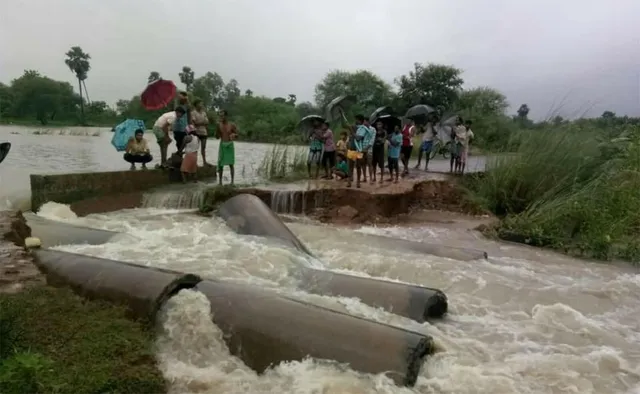 ବୌଦ୍ଧରେ ବନ୍ୟା ପରିସ୍ଥିତି: ଲଘୁଚାପ ବର୍ଷାରେ ବୌଦ୍ଧ ବେହାଲ, ବିପଦ ସଂକେତ ଛୁଇଁବ ମହାନଦୀ