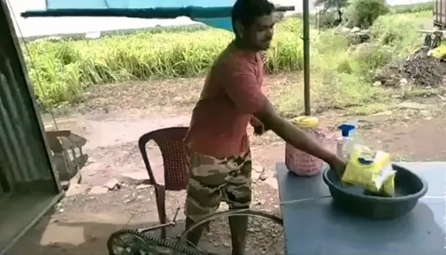 ସାମାଜିକ ଦୂରତା ନିୟମକୁ ନେଇ ଚର୍ଚ୍ଚାରେ ଦୋକାନୀଙ୍କ ସୃଜନଶୀଳତା; ମେସିନ୍‌ ଦଉଛି ଜିନିଷ, ଆଣୁଛି ଟଙ୍କା