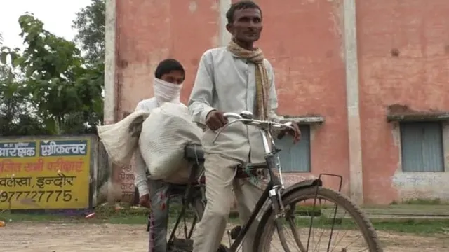 ପୁଅକୁ ପରୀକ୍ଷା କେନ୍ଦ୍ରରେ ପହଞ୍ଚାଇବା ପାଇଁ ୧୦୫କିଲୋମିଟର ସାଇକେଲ ଚଳାଇଥିଲେ ବାପା, ଜାଣିବା ପରେ ସମସ୍ତ ପଢ଼ା ଖର୍ଚ୍ଚ ଉଠାଇବା ପାଇଁ କହିଲେ ଆନନ୍ଦ ମହିନ୍ଦ୍ରା