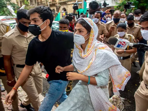 ଗତକାଲି ୧୦ଘଣ୍ଟା କାଳ ଜେରା କରିବା ପରେ ଆଜି ପୁଣି ରିୟାଙ୍କୁ ଜେରା କରିବ ସିବିଆଇ, ଡିଆରଡିଓ ଗେଷ୍ଟ ହାଉସରେ ପହଞ୍ଚିଲେ ରିୟା