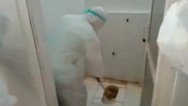 ଡାକ୍ତରଖାନା ପରିଦର୍ଶନ ସମୟରେ ମଇଳା ଶୌଚାଳୟ ଦେଖି ସଫା କଲେ ସ୍ୱାସ୍ଥ୍ୟମନ୍ତ୍ରୀ 