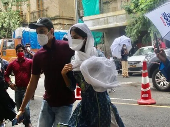 ସୁଶାନ୍ତଙ୍କ ମୃତ୍ୟୁ ରହସ୍ୟ ଉପ‌ରୁ ଉଠିବ ପରଦା, ମୁମ୍ବାଇସ୍ଥିତ ପ୍ରବର୍ତ୍ତନ ନିର୍ଦ୍ଦେଶାଳୟରେ ପହଞ୍ଚିଲେ ରିୟା