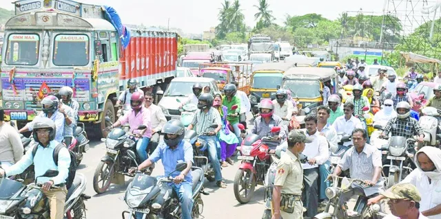 ରାସ୍ତା ମଝିରେ ଖରାପ ହୋଇଗଲା ଚାରି ଗାଡ଼ି : ଜାତୀୟ ରାଜପଥ ୪ ଘଣ୍ଟା ଜାମ୍, ଭିଡ଼ ଭିତ‌ରେ ଲୋକେ ଅଣନିଶ୍ବାସୀ