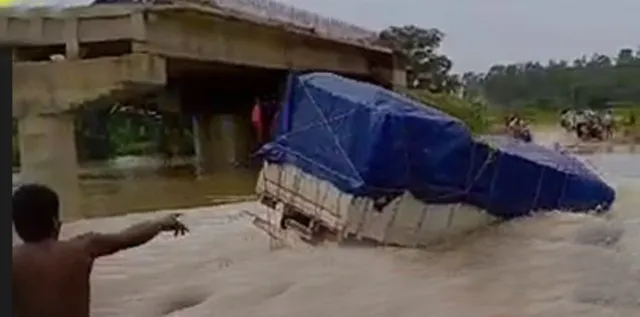 ଭାସିଗଲା ଟ୍ରକ୍, ଟ୍ରାଭେରା; ୩ ଡ୍ରାଇଭର ମୃତ