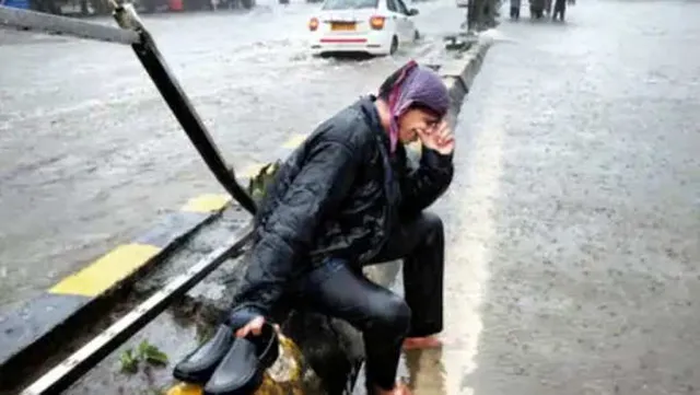 ଲଗାଣ ବର୍ଷାରେ ରାସ୍ତା ମଝିରେ ବସି ଭୋଭୋ ହୋଇ କାନ୍ଦୁଥିବା ପରିବା ବିକାଳିଙ୍କ ଜମା ଖାତାକୁ ଗୋଟିଏ ରାତିରେ ଆସିଲା ୨ଲକ୍ଷ ଟଙ୍କାର ସାହାଯ୍ୟ ରାଶି