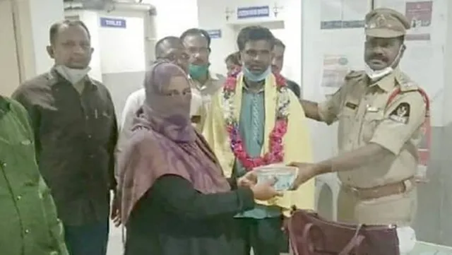 କରୋନା କାଳରେ ଅନେକ ଜୀବିକା ହରାଇଥିବା ବେଳେ ଗରିବ ଅଟୋ ଚାଳକ ମହିଳାଙ୍କୁ ଫେରାଇଲେ ପାଇଥିବା ଲକ୍ଷାଧିକ ଟଙ୍କା