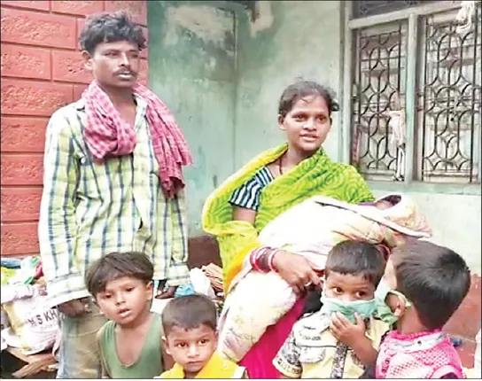 ଗର୍ଭବତୀ ସ୍ତ୍ରୀ, ପିଲାଙ୍କୁ ଧରି ରାସ୍ତାକଡ଼ରେ ୫ମାସ