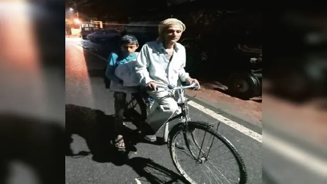 ୧୦ମ ଶ୍ରେଣୀ ପରୀକ୍ଷା ପାଇଁ ପୁଅକୁ ସାଇକେଲ୍‌ରେ ବସାଇ ବୃଦ୍ଧ ବାପା ୧୦୫କିମି ପର୍ଯ୍ୟନ୍ତ ଯାତ୍ରା କରିଥିଲେ