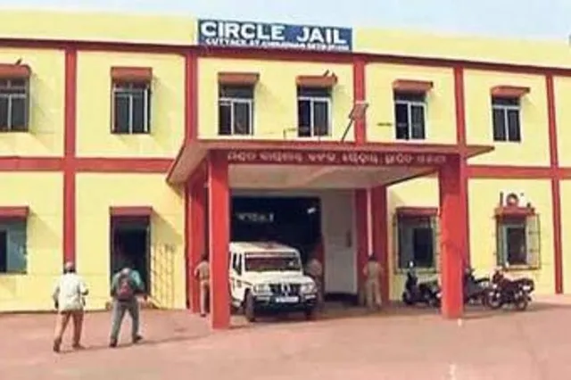 ଚୌଦ୍ବାର ଜେଲରେ ସଂଗିନ୍‌ ସ୍ଥିତି : ଜେଲ ଡ଼୍ୟୁଟି ଛାଡ଼ି ମେଡ଼ିକାଲରେ କଏଦୀଙ୍କୁ ଜଗୁଛନ୍ତି ୱାର୍ଡ଼ର