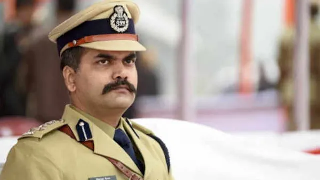 ବର୍ଷାରେ ଭିଜି ଡିୟୁଟି କରୁଥିବା ଟ୍ରାଫିକ୍ ପୁଲିସକୁ ଏଭଳି ସମ୍ମାନିତ କଲେ ଡିଆଇଜି