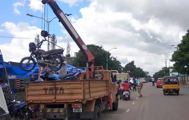 ବେଆଇନ ପାର୍କିଂ ଚଢ଼ଉ ଜୋରଦାର : ୪୦ ଗାଡ଼ି ଉଠାଇ ଆଣିଲା ପୁଲିସ