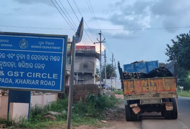 କାଗଜପତ୍ର ନଥିବାରୁ ଛତିଶଗଡ଼ର ଟ୍ରକ ମାଲିକଙ୍କୁ ନୂଆପଡ଼ାରେ ୩ ଲକ୍ଷ ଟଙ୍କା ଜରିମାନା