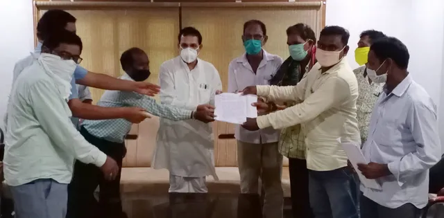 ଲୁହରାଘାନିରେ ଜଳସେଚନ ପ୍ରକଳ୍ପ ସ୍ଥାପନ ଦାବି, ବିଧାୟକଙ୍କୁ ଚାଷୀ ଦେଲେ  ୨ଦଫା ଦାବିପତ୍ର