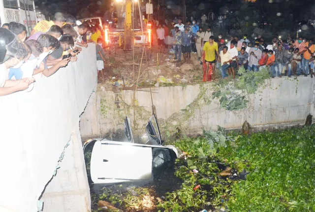 କଟକରେ ବୁଲା ଷଣ୍ଢକୁ ବଂଚାଇବାକୁ ଯାଇ ନାଳରେ ପଶିଗଲା କାର, ଚାଳକ ଉଦ୍ଧାର