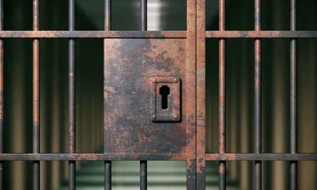 ଜେଲରୁ ଉଲଗ୍ନ ହୋଇ ଫେରାର ହୋଇଯାଇଛନ୍ତି ୨୦୦ କଏଦୀ