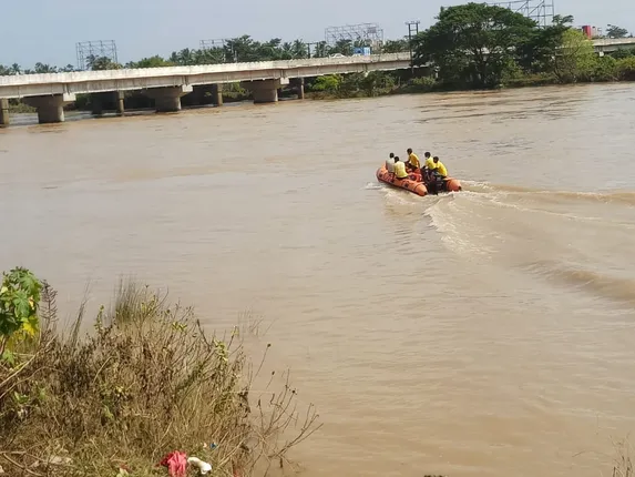 ଦୟାନଦୀକୁ ଡେଇଁ ଆଉ ଜଣେ ଯୁବକ ନିଖୋଜ