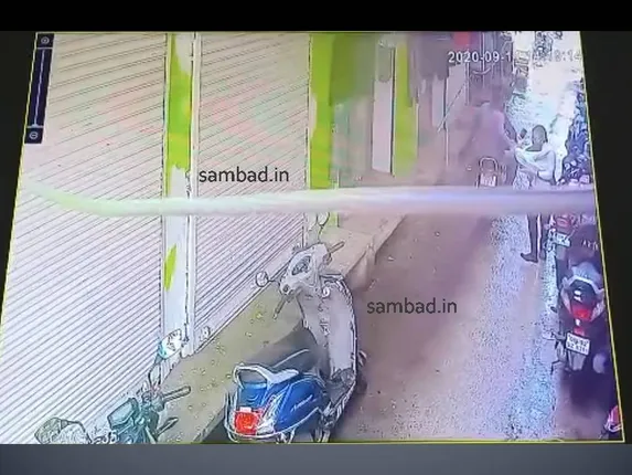 ସିସିଟିଭିରେ ‌କଏଦ ହେଲା ଦିନ ଦ୍ବିପ୍ରହରରେ ଲୁଟ୍‌ ଉଦ୍ୟମ, ଆଗକୁ ଆସୁଛି ପାର୍ବଣ ଏବେଠୁ ମାତିଲେଣି ଚେନ୍‌ ଲୁଟେରା