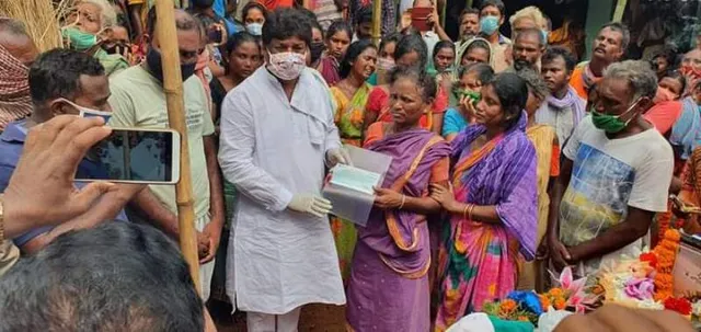 ସହିଦ ସୁଧୀର ଟୁଡ଼ୁଙ୍କ ପରିବାରକୁ ୧୬ଲକ୍ଷ ଟଙ୍କାର ଚେକ୍ ହସ୍ତାନ୍ତର