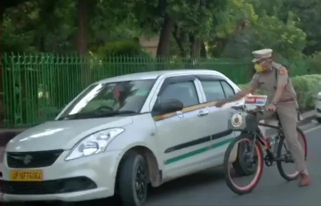 ମାସ୍କ ପିନ୍ଧିନଥିବା ବ୍ୟକ୍ତିଙ୍କଠାରୁ ସାଇକେଲରେ ବୁଲି ବୁଲି ଚାଲାଣ କାଟିଲେ ଏସିପି