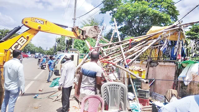ଉଠା ଦୋକାନ ଉଚ୍ଛେଦ ପାଲା : ବିଏମ୍‌ସି ଭାଙ୍ଗୁଛି, ବେପାରୀ ଗଢ଼ୁଛନ୍ତି
