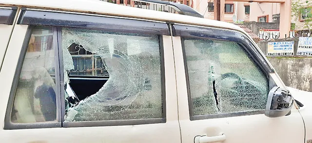 ଭୁବନେଶ୍ୱର : ରାତି ଅଧିଆ ଉତ୍ପାତ; ଦୋକାନ ଓ ଗାଡ଼ି ଭାଙ୍ଗିଲେ, ‘ସାକ୍ଷୀ ହେଲେ ଆଖି ତାଡ଼ି ଦବୁ’