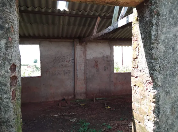 ଭୂତକୋଠି ପାଲଟିଛି ଅଙ୍ଗନୱାଡି କେନ୍ଦ୍ର, ଛାତ-କବାଟ-ଝରକା ନାହିଁ, ୧୪ ବର୍ଷ ଧରି ଅଙ୍ଗନୱାଡି ସହାୟିକାଙ୍କ ଘରେ ଶିକ୍ଷାଦାନ