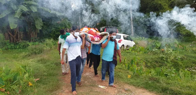 ଗାଁ ମଶାଣିରେ ବିଜୟଙ୍କ ଜଳିଲା ଜୁଇ, ମୁଖାଗ୍ନି ଦେଲେ ପୁଅ ଡ.ସ୍ୱରୂପ ପଟ୍ଟନାୟକ