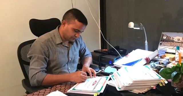 ଅନ୍‌ଲାଇନ୍‌ରେ ୟୁପିଏସ୍‌ସି ପରୀକ୍ଷା ପାଇଁ ପ୍ରସ୍ତୁତ ହେଉଥିବା ଆଶାୟୀମାନଙ୍କୁ ପାଠ ପଢ଼ାଉଛନ୍ତି ଆଇପିଏସ୍‌ ଅଧିକାରୀ