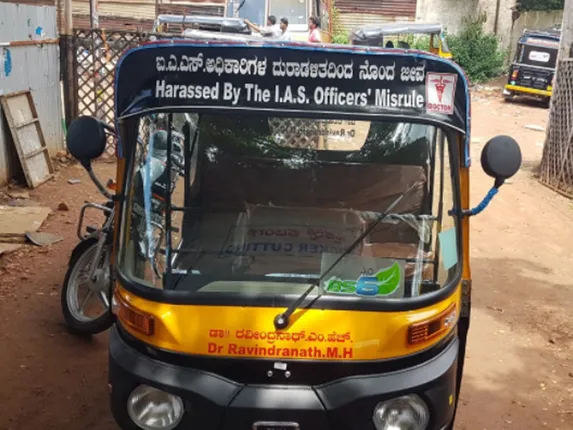 ପେଟ ପୋଷିବାକୁ ଅଟୋ ଚାଳକ ସାଜିଲେ ଡାକ୍ତର, ଆଇଏଏସ୍‌ ଅଧିକାରୀଙ୍କୁ କଲେ ଦାୟୀ