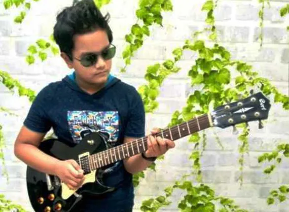 ୧୨ ବର୍ଷର ଗୀଟାର ବାଦକ ନିଲେଶ; ବିନା ନୋଟେସନ୍‌ରେ ବଜାଉଛନ୍ତି ୫୦ରୁ ଅଧିକ ଗୀତ