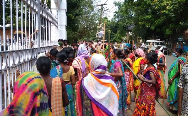 କରୋନା ମୃତକଙ୍କ ଶବଦାହକୁ ନେଇ ଛିଡ଼ୁନି ଅଡ଼ୁଆ : ଜିଲ୍ଲାପାଳଙ୍କ କାର୍ଯ୍ୟାଳୟ ଆଗରେ ସ୍ଥାନୀୟ ବାସିନ୍ଦାଙ୍କ ବିରୋଧ