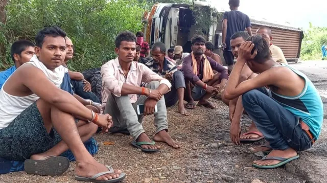 ଗୁମା ଘାଟିରେ ଓଲଟିଲା ପ୍ରବାସୀ ଶ୍ରମିକଙ୍କ ବସ୍ : ୪ ଗୁରୁତର, ୮ ଆହତ