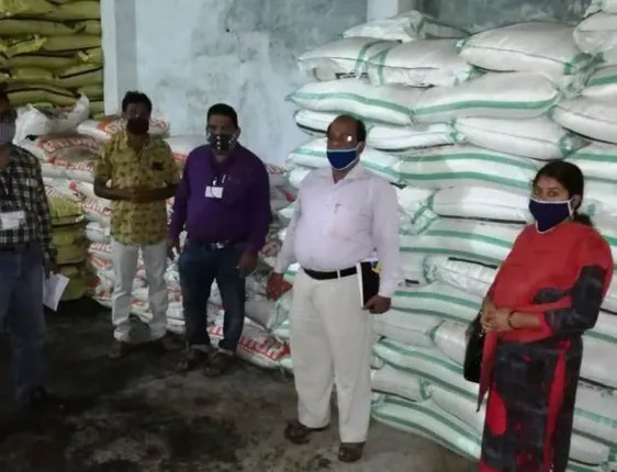 ରାୟଗଡ଼ାରେ ସାର ଯୋଗାଣରେ ଆଖିବୁଜା ଦୁର୍ନୀତି : ସ୍ତ୍ରୀ ଚାଷୀ, ସ୍ୱାମୀ ଡିଲର୍